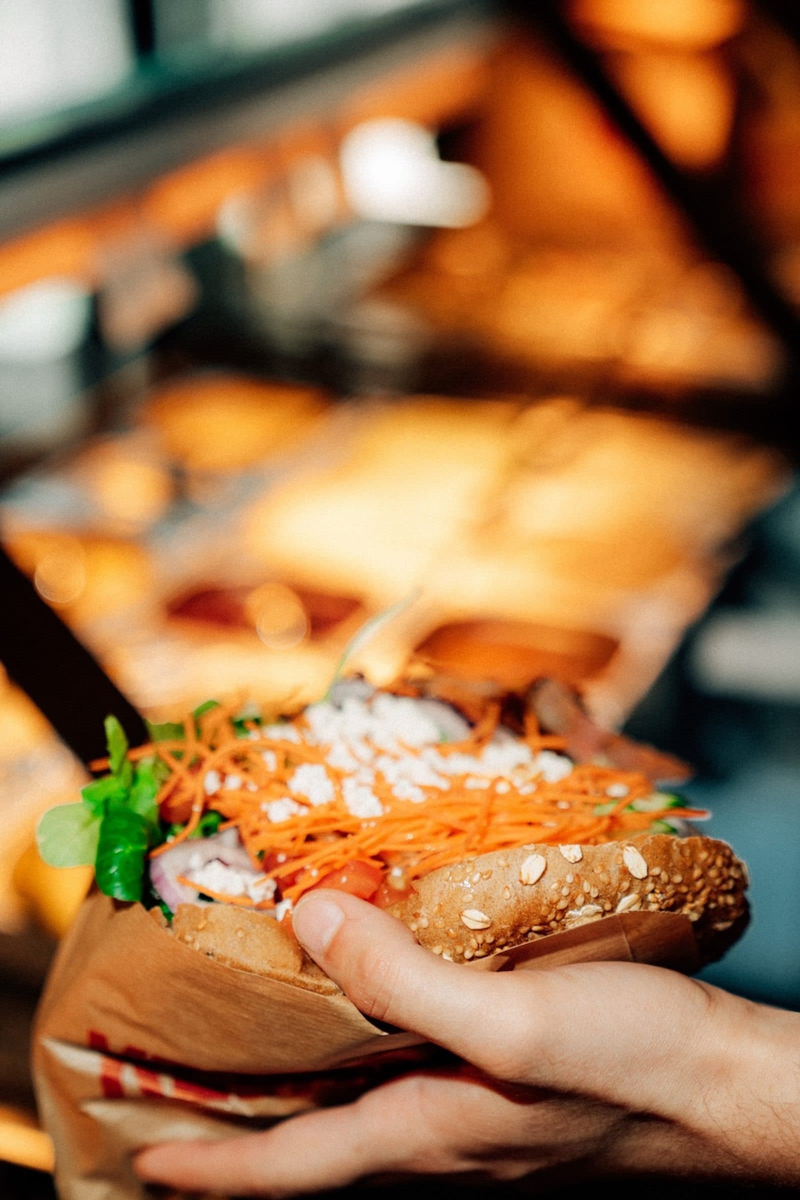 Frisch belegter KEBABCHI Döner in der Hand